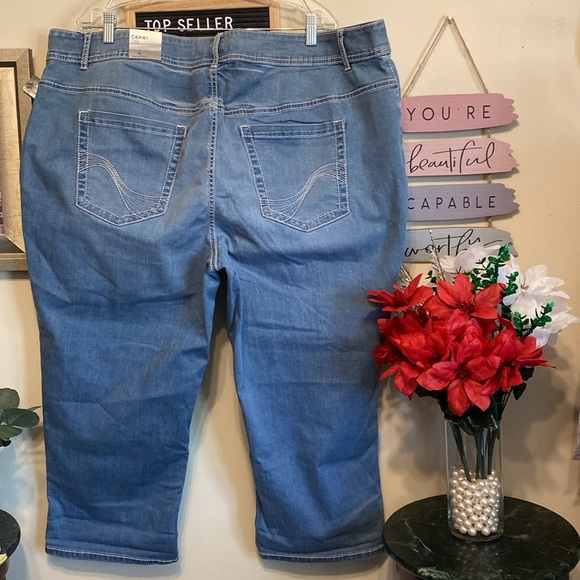 NWT Lane Bryant Capri Jeans w/zipper & button. Comfort Waist. 5 Pocket Style. - Picture 3 of 9
